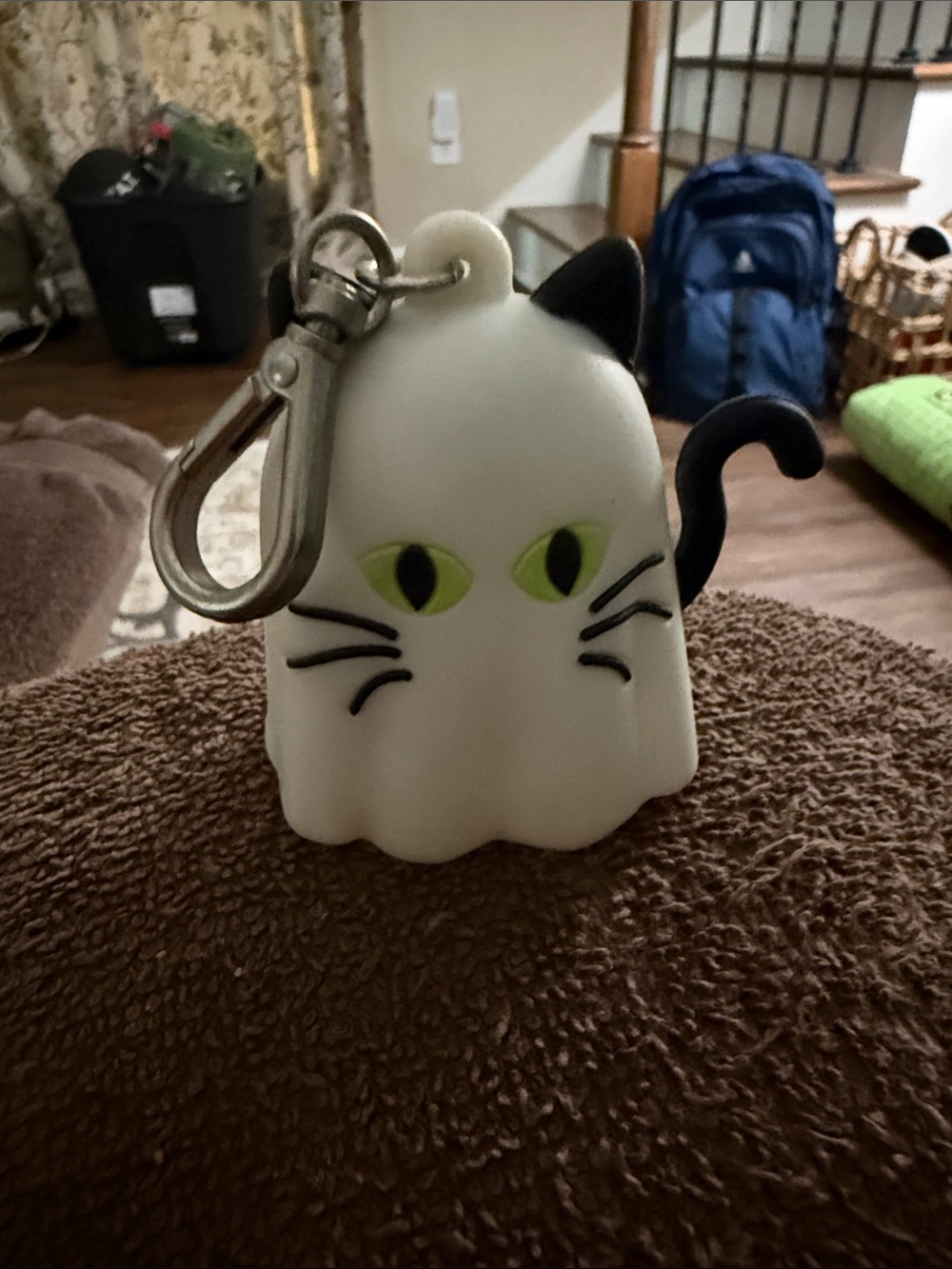 Bath and Bodywork’s Cute White Cat Keychain Pet Accessory - White